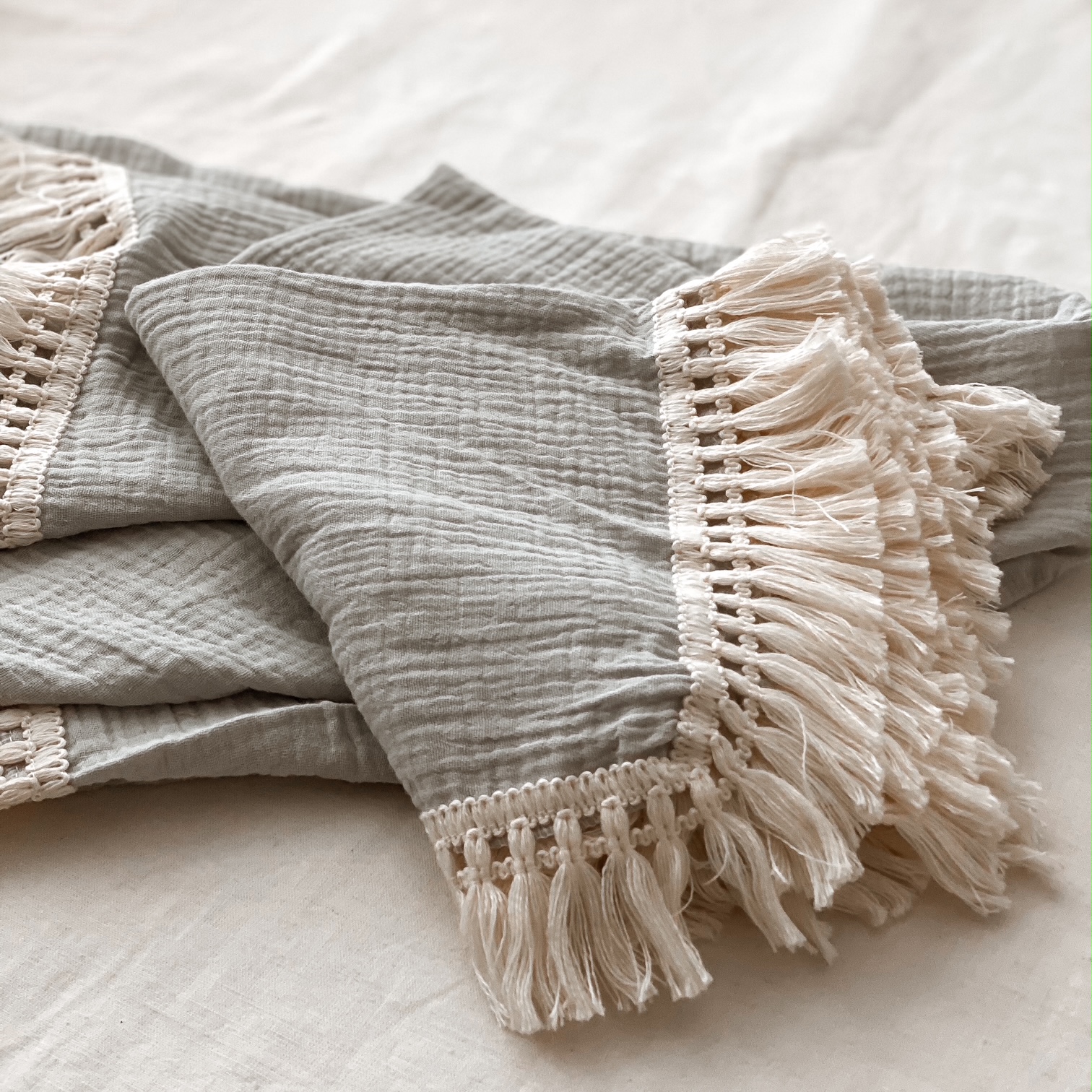 Tetra odejica siva z resicami