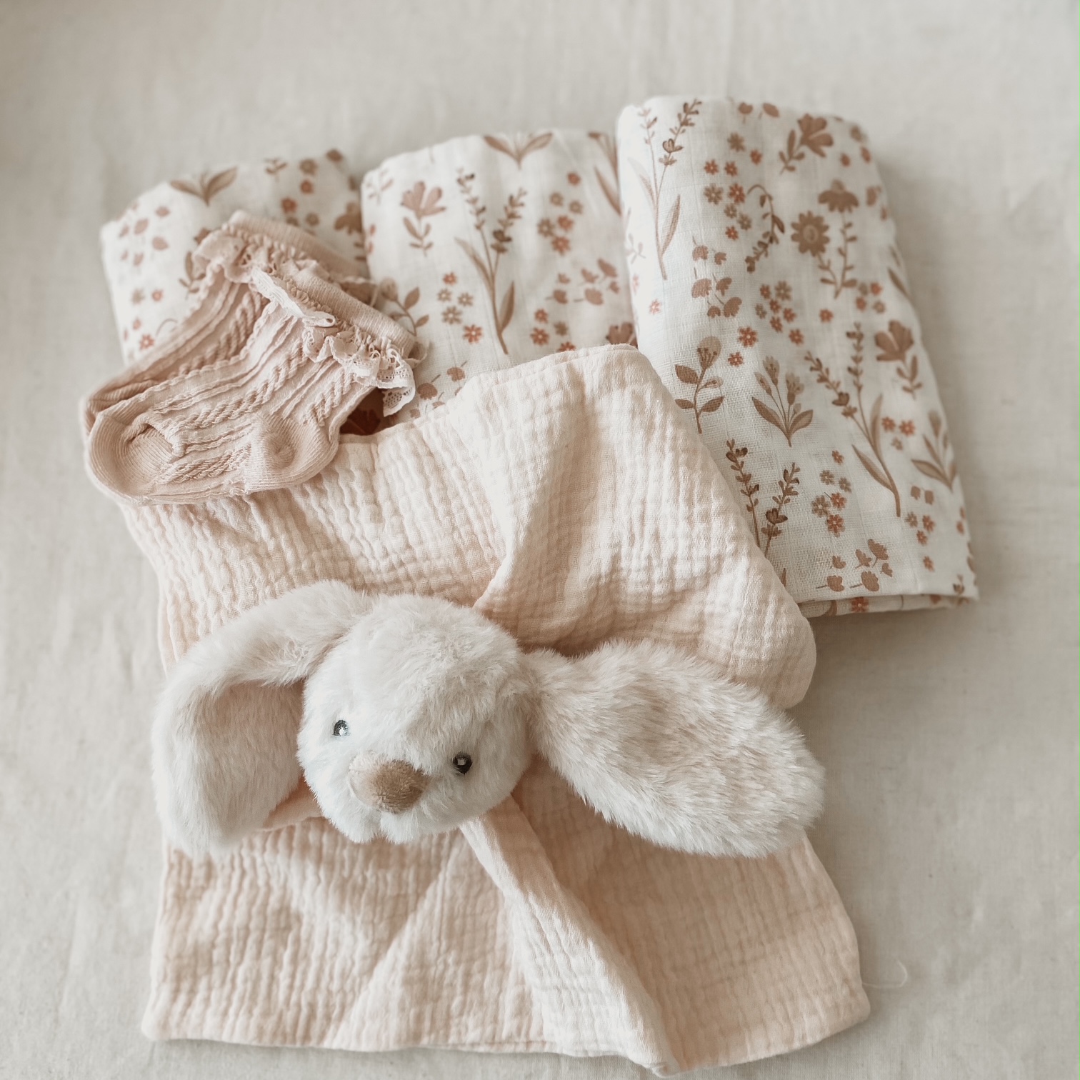 Darilni paket za novorojenčka - Zajček v cvetju - slika 2