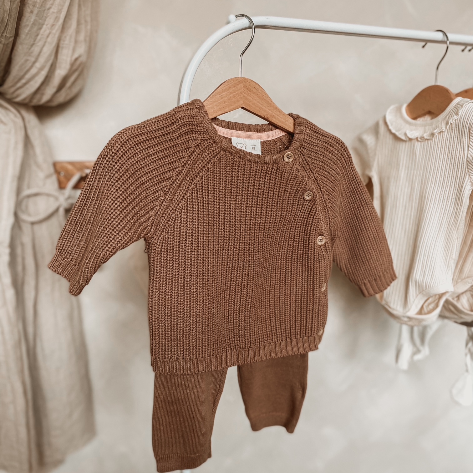 Komplet pulover in hlačke - temno rjav