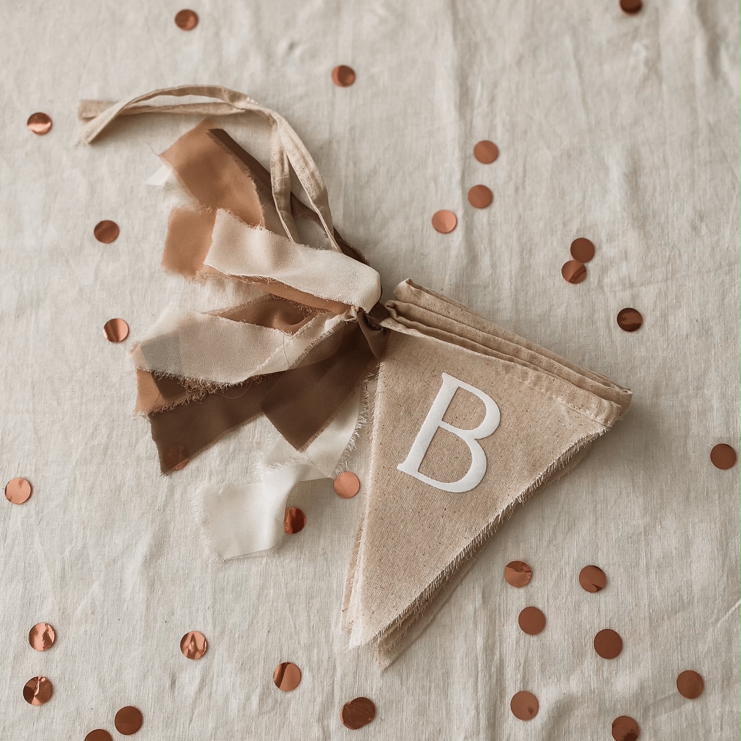 Dekorativne zastavice s trakci in pom pomom - slika 4