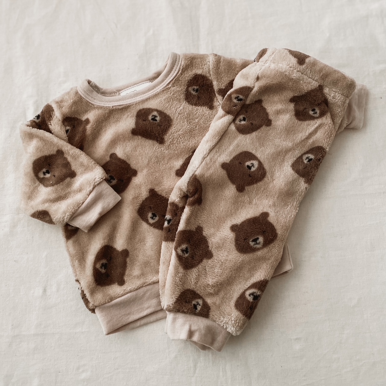 Komplet pulover in hlačke z medvedki