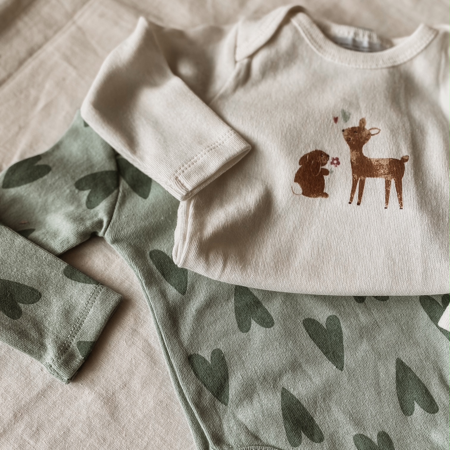 Komplet bodijev "bambi in srčki"