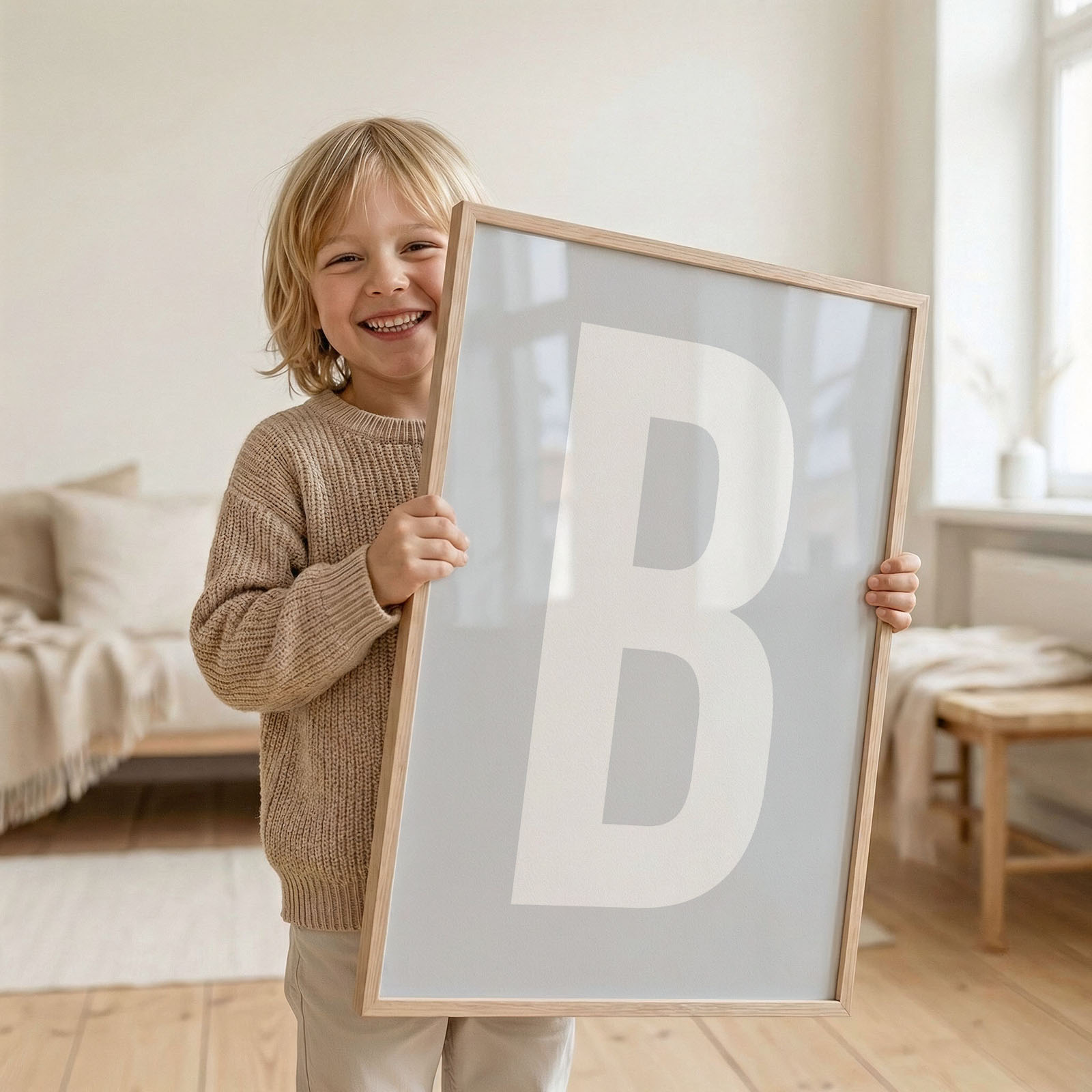 Dekorativni plakat z inicialko za otroško sobo – nežen stenski napis - Vanja in lev