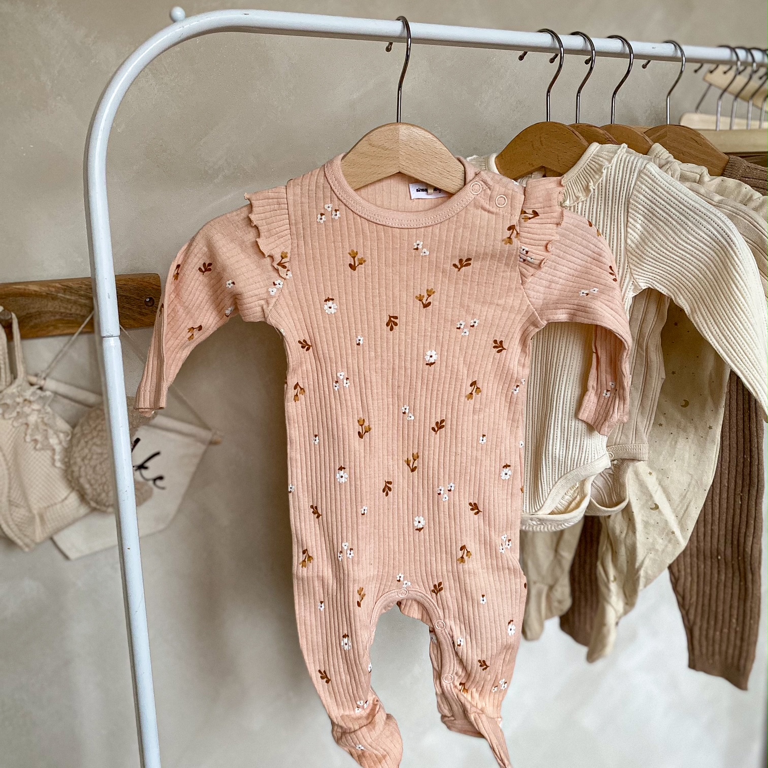 Pajac s stopalkami "cvetlice"