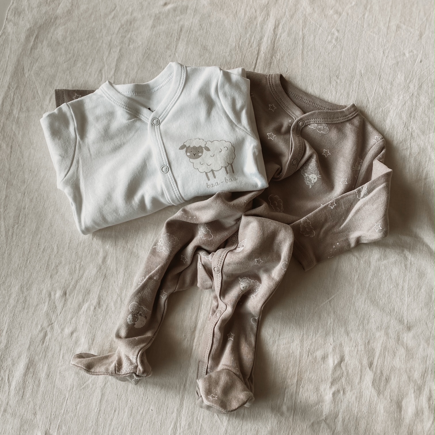 Komplet pajacev s stopalkami "ovčke"