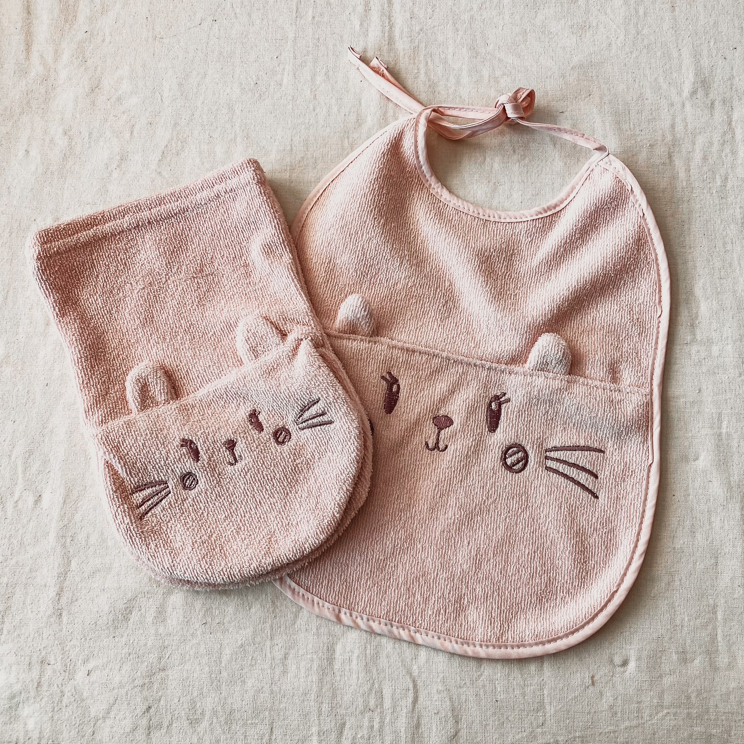 Komplet za novorojenčka slinček in rokavica - Zajček