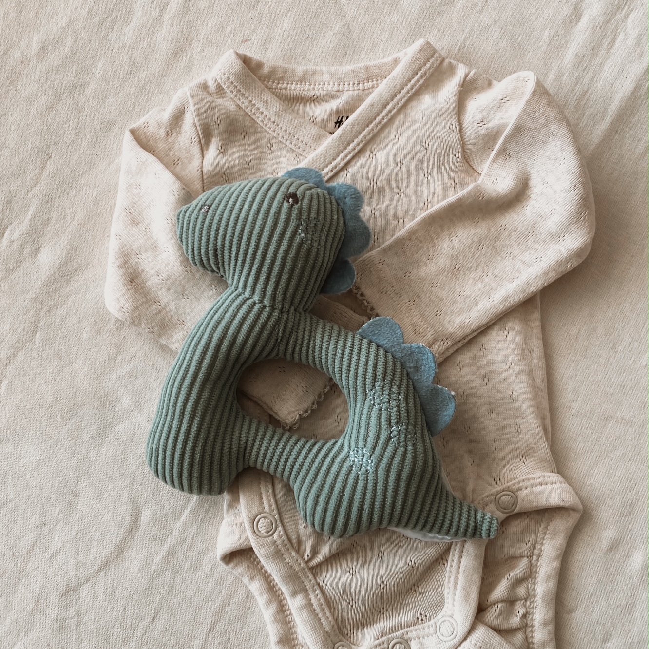 Mehka ropotuljica za dojenčka - Dinozaver